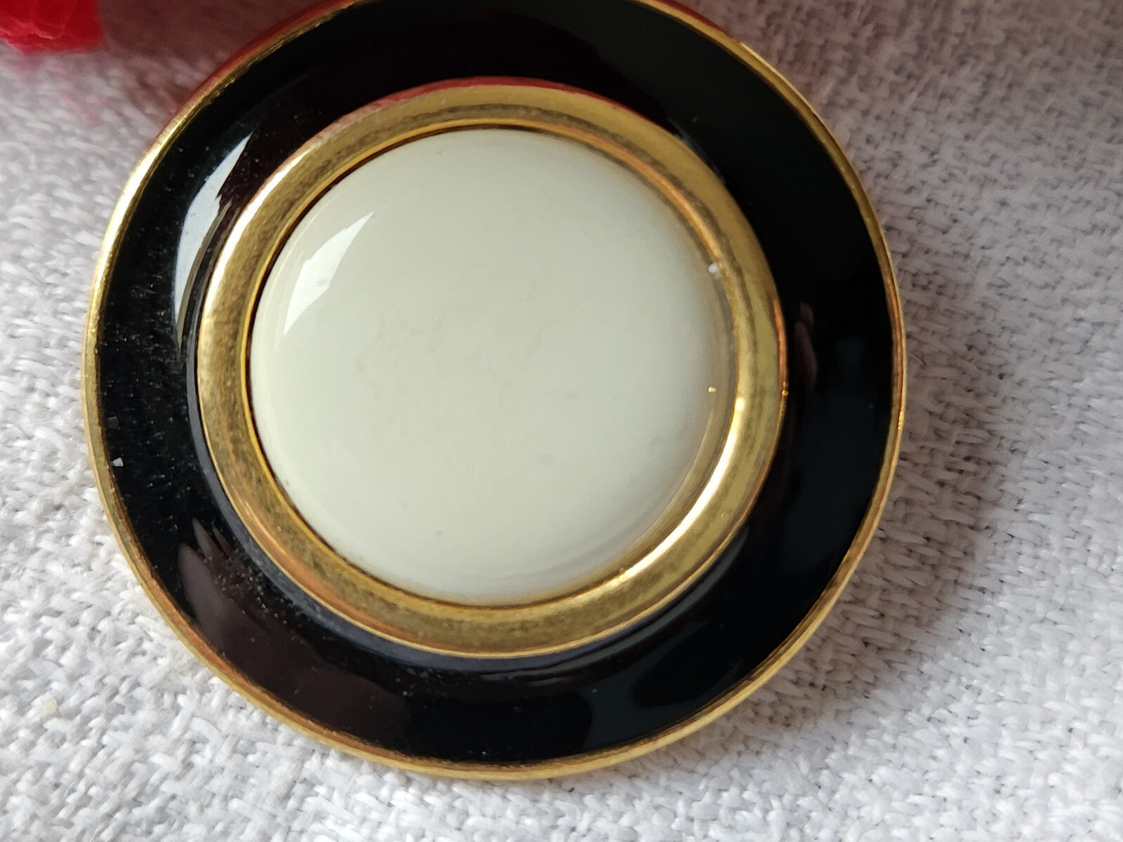 Lourd bouton vintage en métal emaillé noir créme gros 3,1 cm  ref 5564