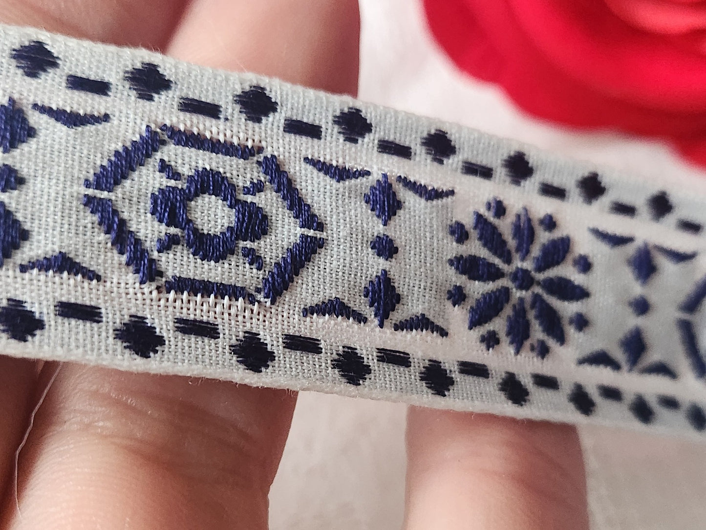 Galon vintage tissé fleur bleu  blanc  3 métres sur 2,2 cm A2