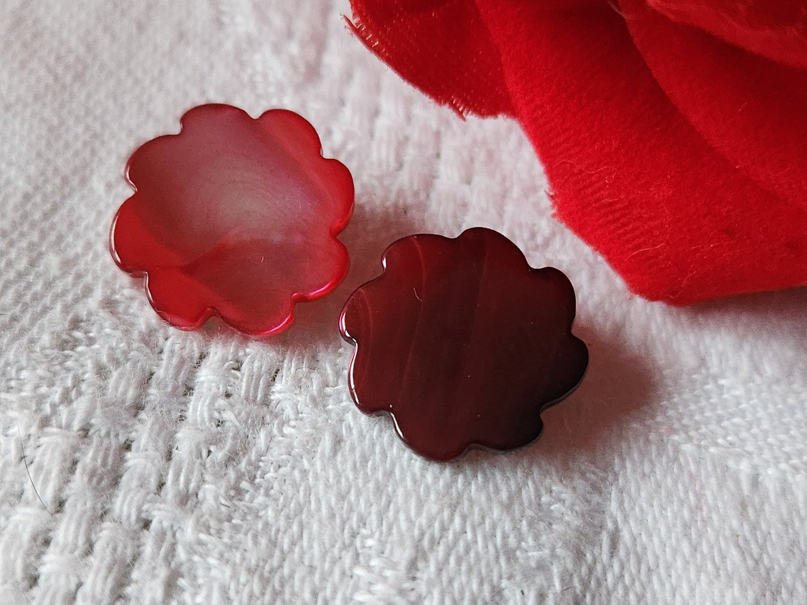 Duo boutons anciens en nacre rouge originaux vintage 1,4 cm D10A