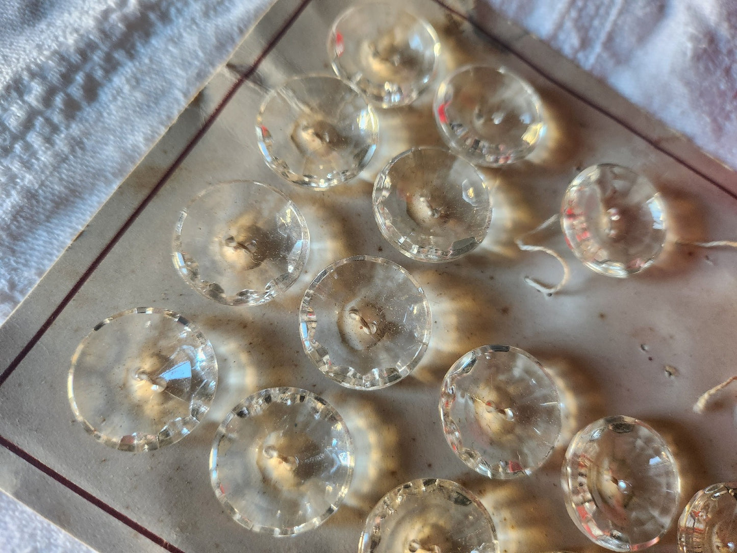 Plaque lot 18 boutons anciens en verre art deco transparent trous1,8 cm