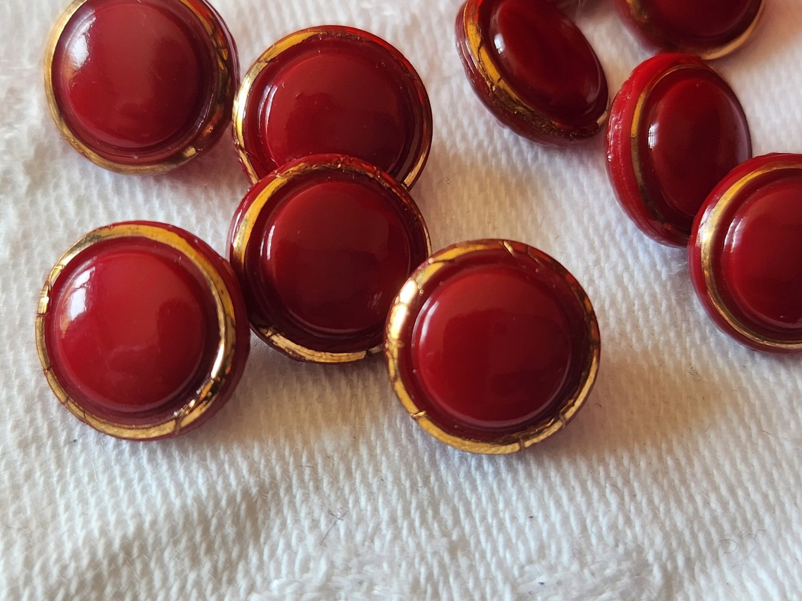 Lot 15 mini boutons vintage en verre rouge doré 1,1 cm ref 6041