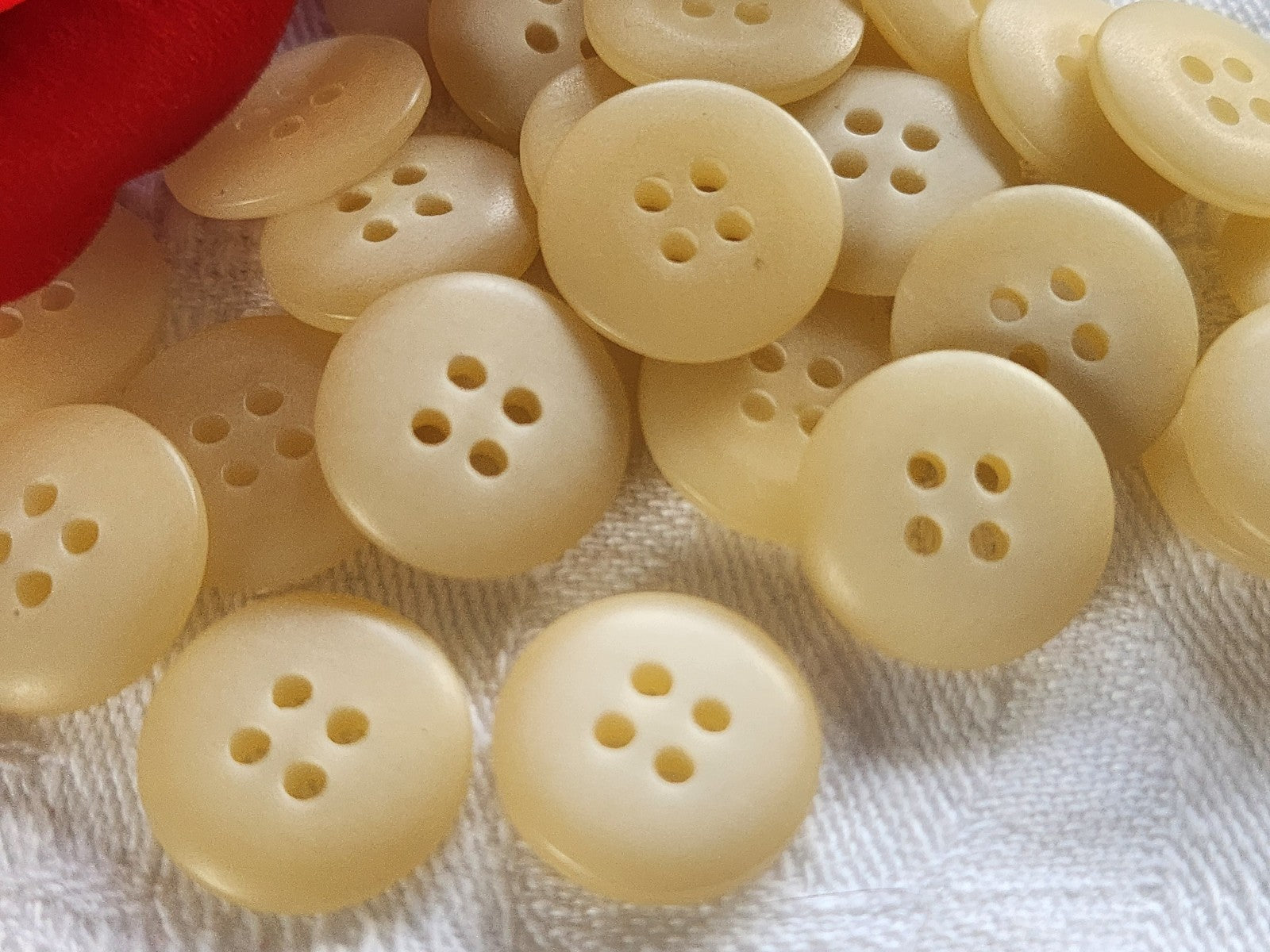 Lot 26  boutons vintage creme blanc trous 1,5 cm ref 2310