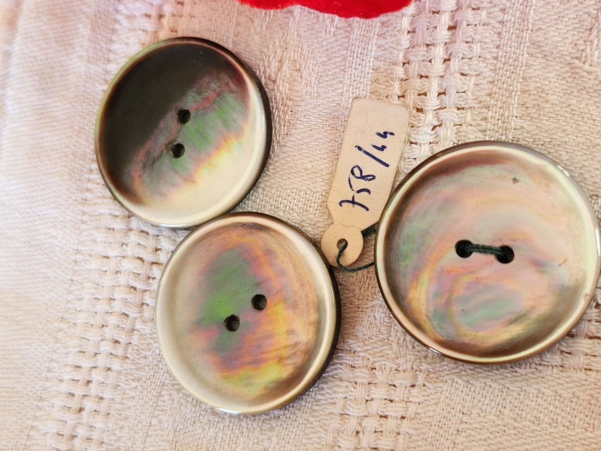 Trio boutons anciens en nacre gris étiquette  à trous 2,7 cm 27 mm D17E