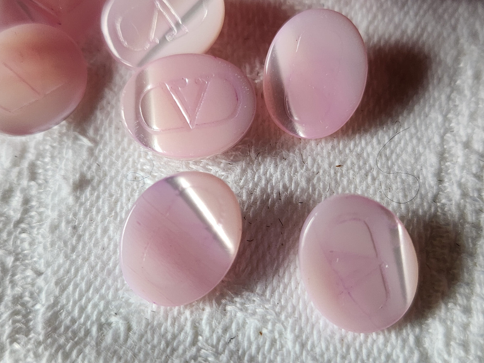 Lot 8 boutons vintage en nacre rose 1 sur 1,2 cm  Valentino Garavani ref 1717