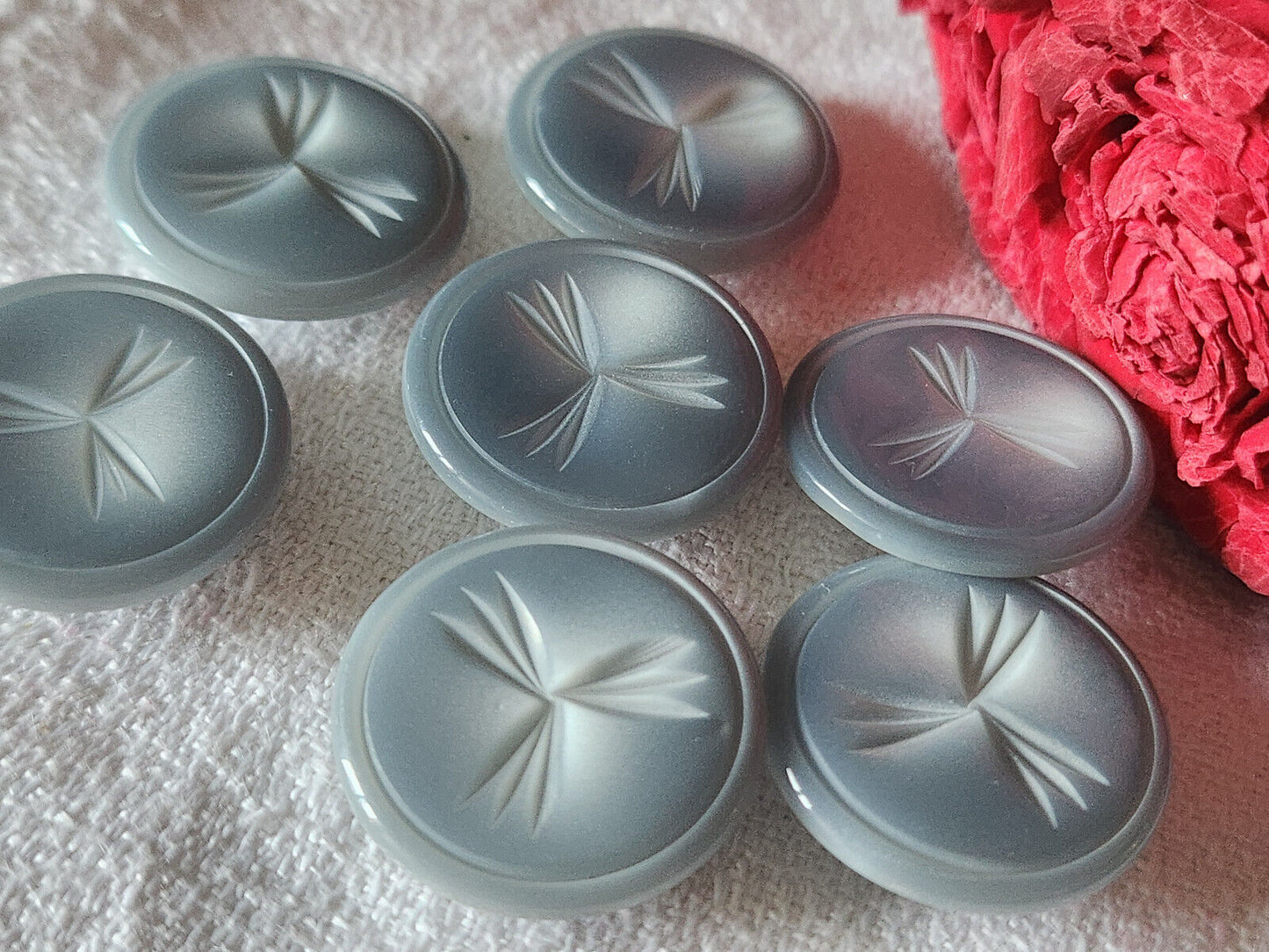Lot 7 boutons vintage camaieu gris strié à pied 2,2 cm ref 4761