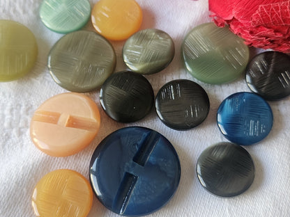 Lot 14 boutons vintage panaché mm modéle pied 1,7 à 2,6 cm ref 3746