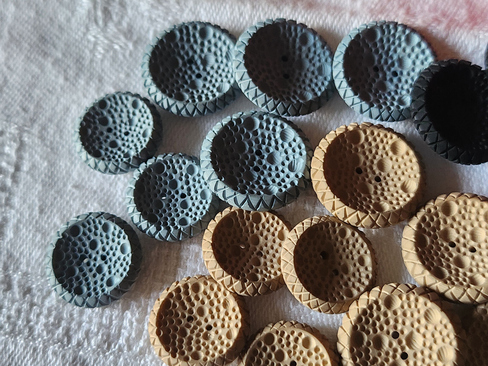 Lot 21 boutons vintage   alveole dentelle relief 1,5 à 1,9  cm ref 3293