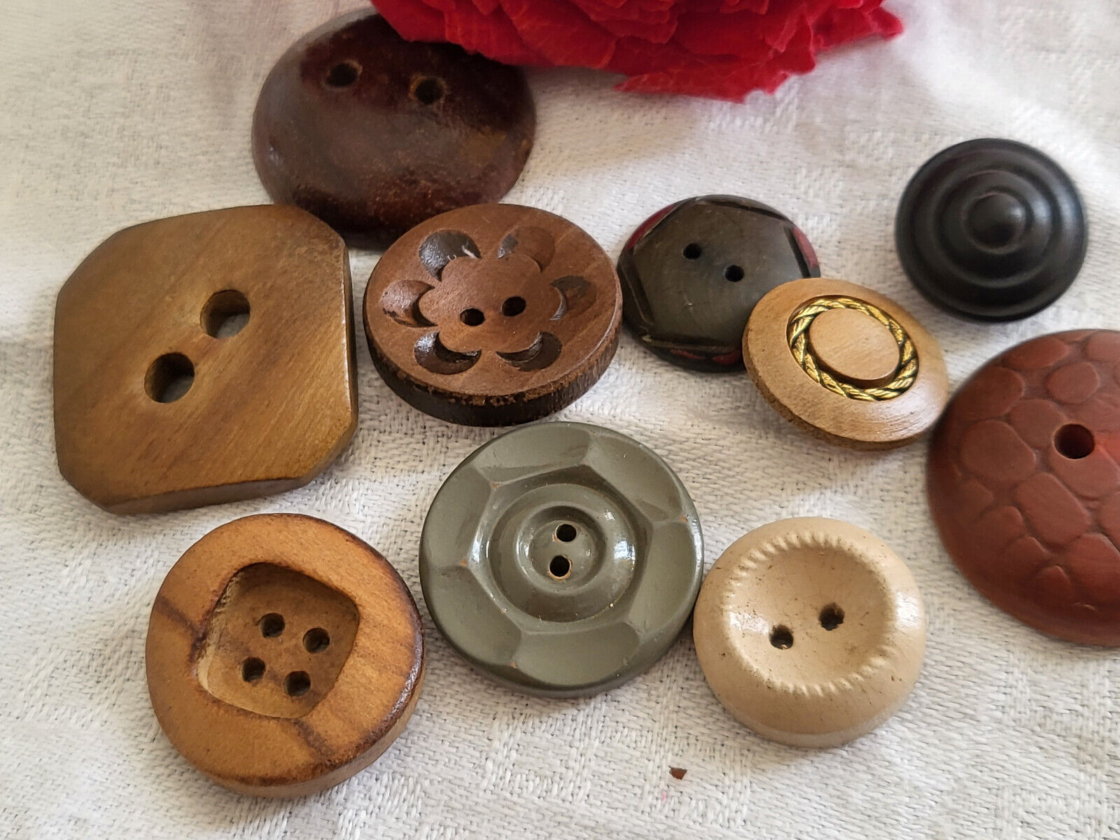 Panaché lot 10 boutons anciens en bois vintage 1,5 à 2,7 cm ref 1702