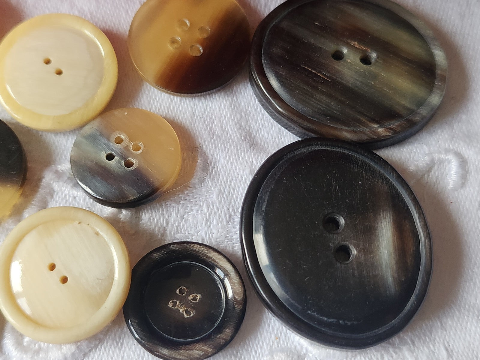 Lot 12 boutons anciens en corne creme 2 cm à 3,1 sur 3,6 cm ref 2058