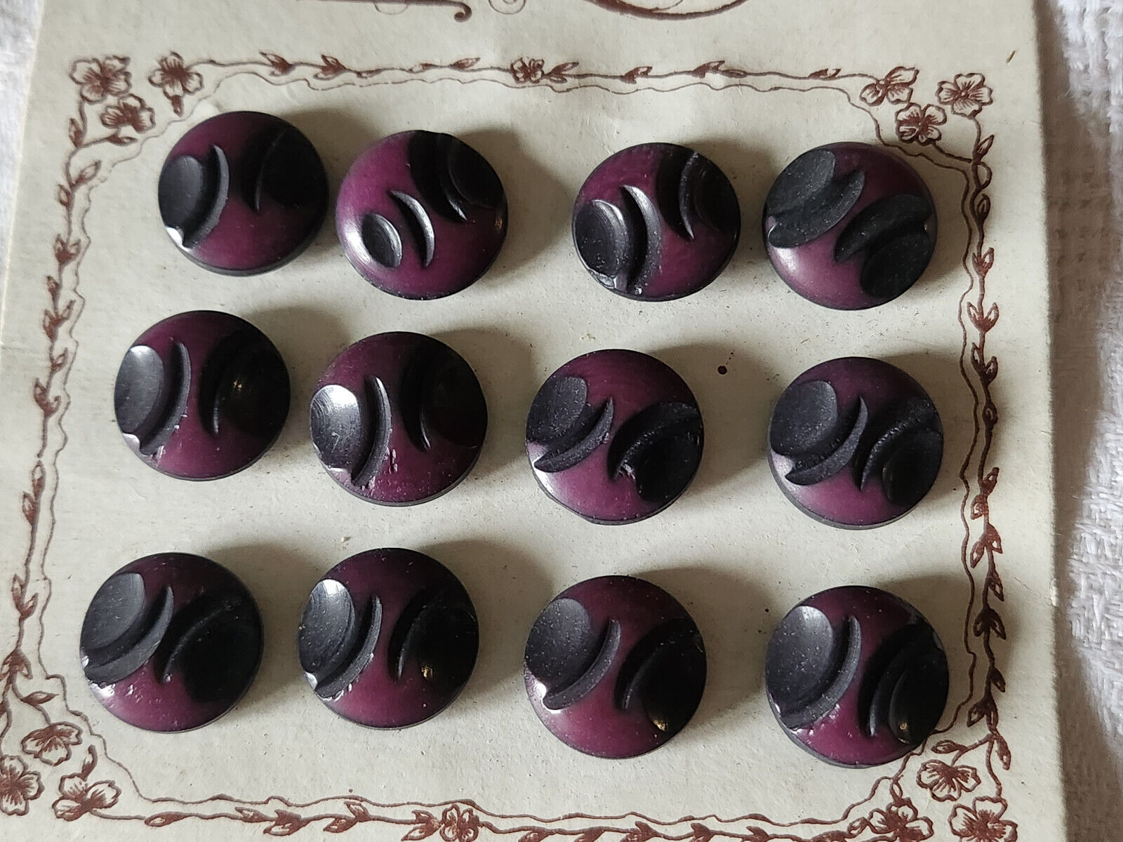 Lot  24 boutons anciens en corozo violet travaillé  plaque pied  1,4 cm n°33