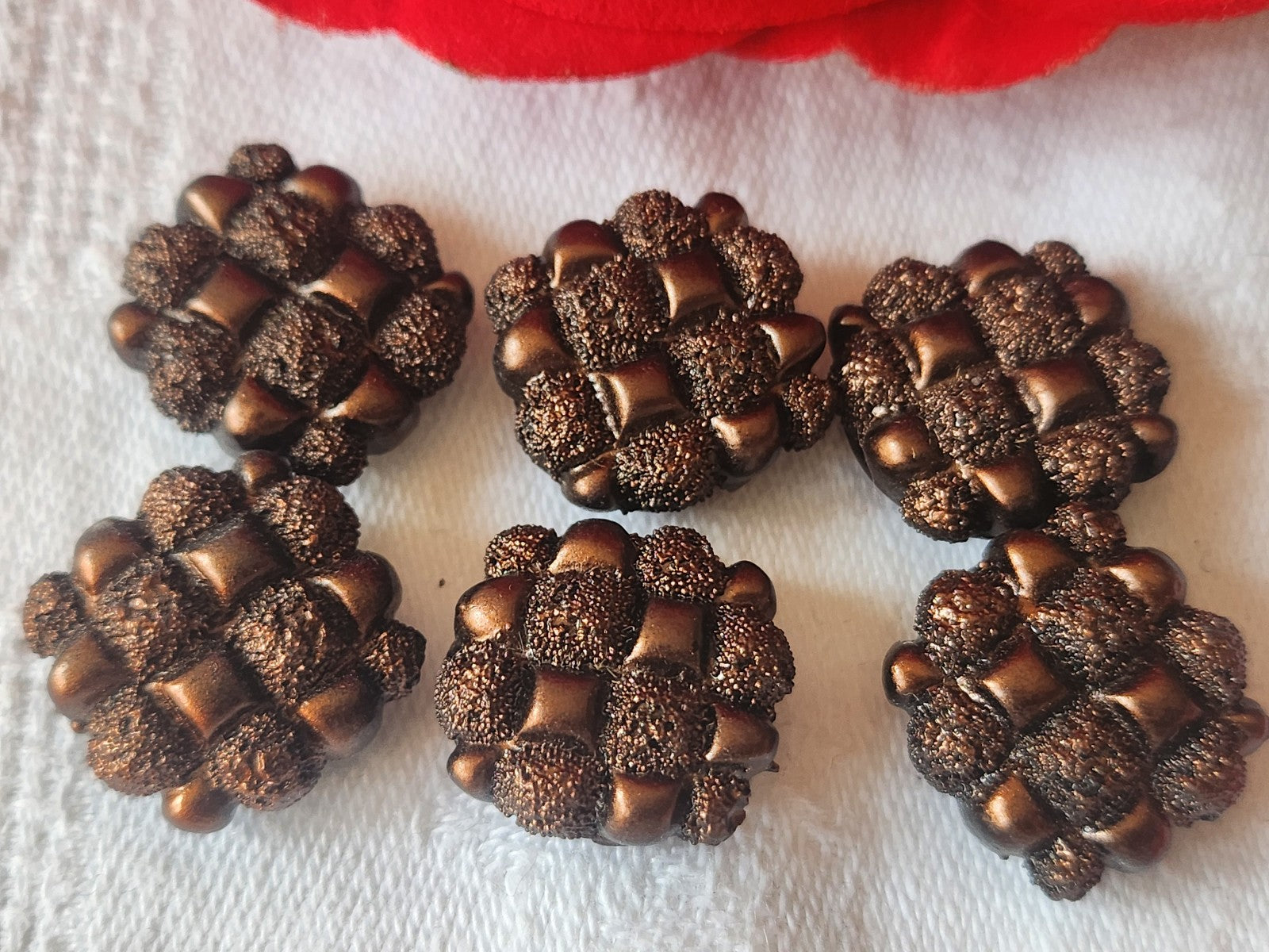Lot 6 boutons vintage en résine marron tablette pied 1,7 cm motif carré ref 1442