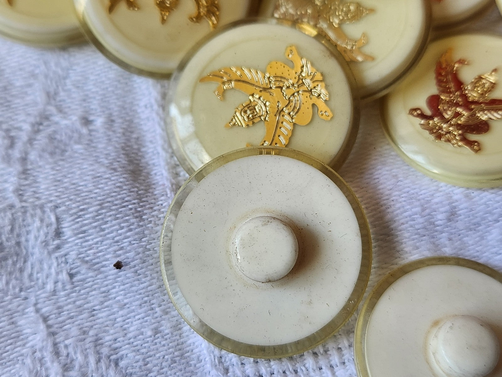 Lot 6 boutons vintage créme à pied inclusion doré bouddha pied  2,3 cm ref 3800