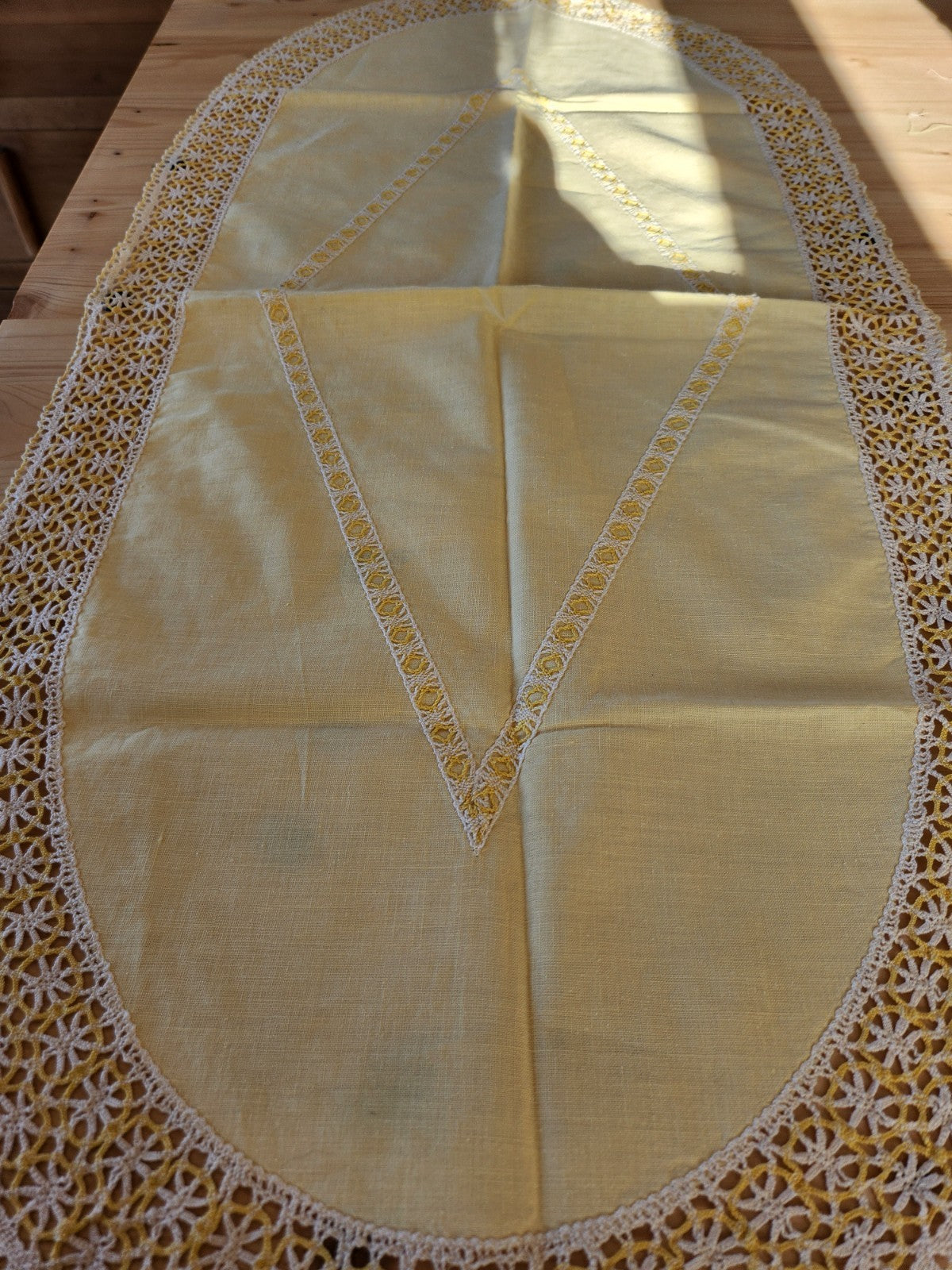Long napperon vintage jaune dentelle  ovale 86 cm sur 41 cm B8
