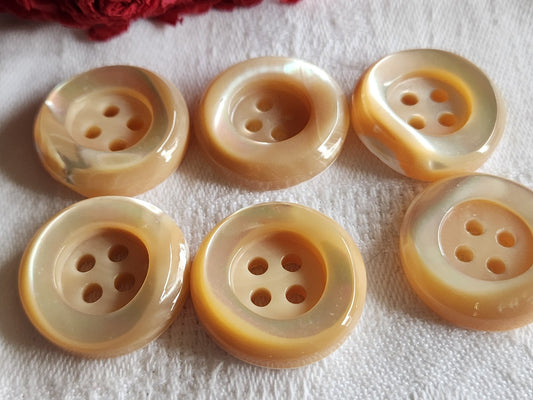 Lot 6 boutons anciens en nacre beige  épais bord 2,2 cm lourd ref  6017