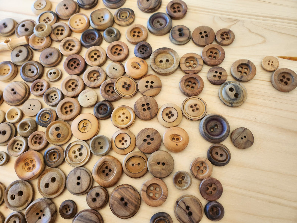 Gros lot de boutons en bois anciens brut trous listing en photo T10