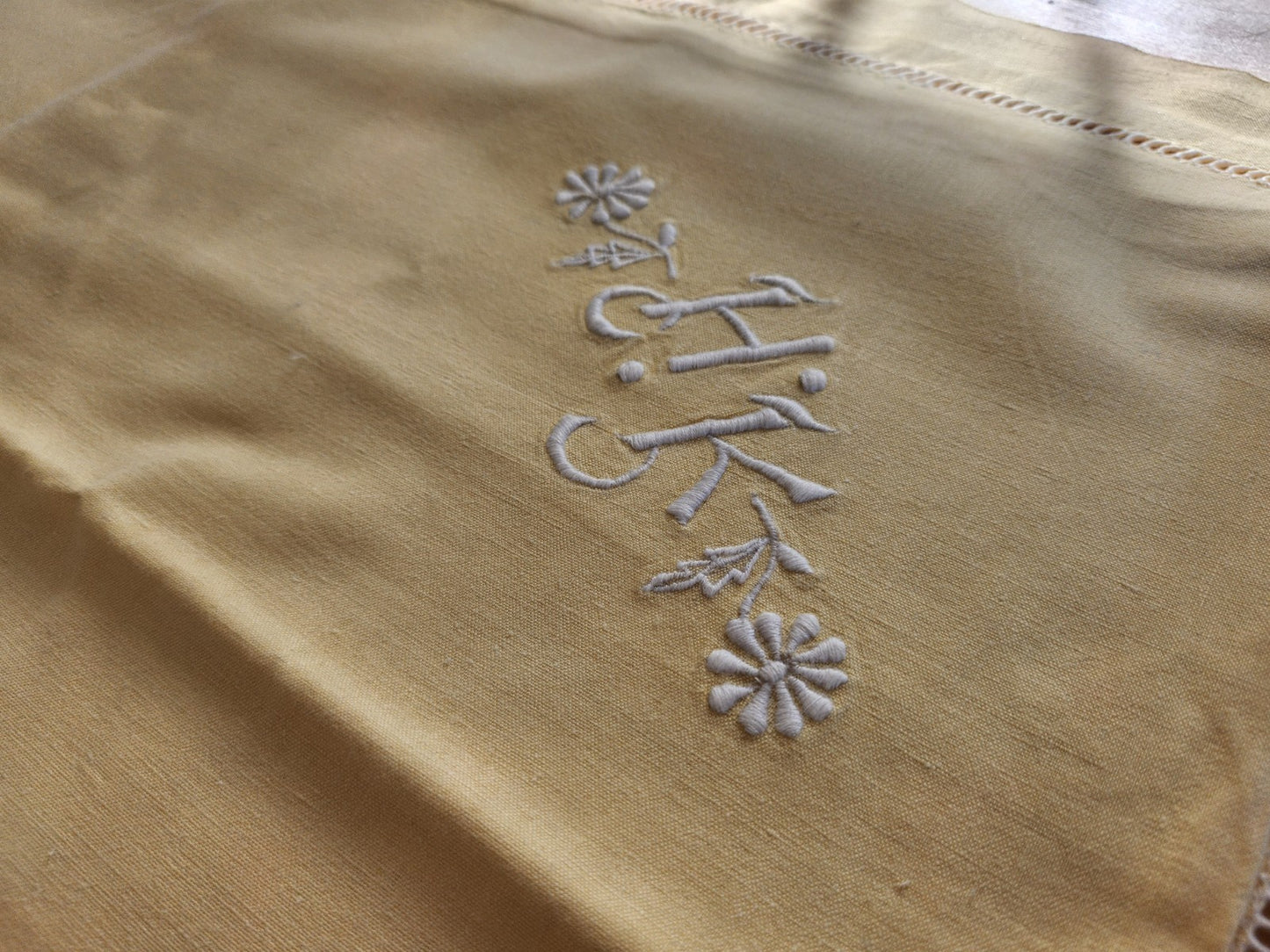 Lot deux anciennes taies d'oreillers monogramme HK jaune paire superbes B6