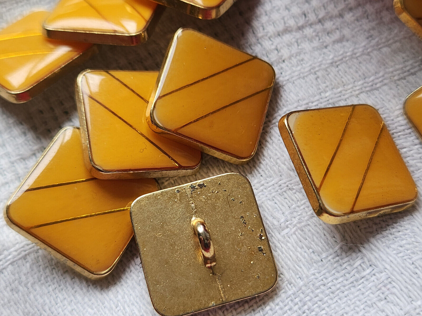 Lot 6 boutons vintage métal  jaune carré à pied  1,6 cm ref 6076