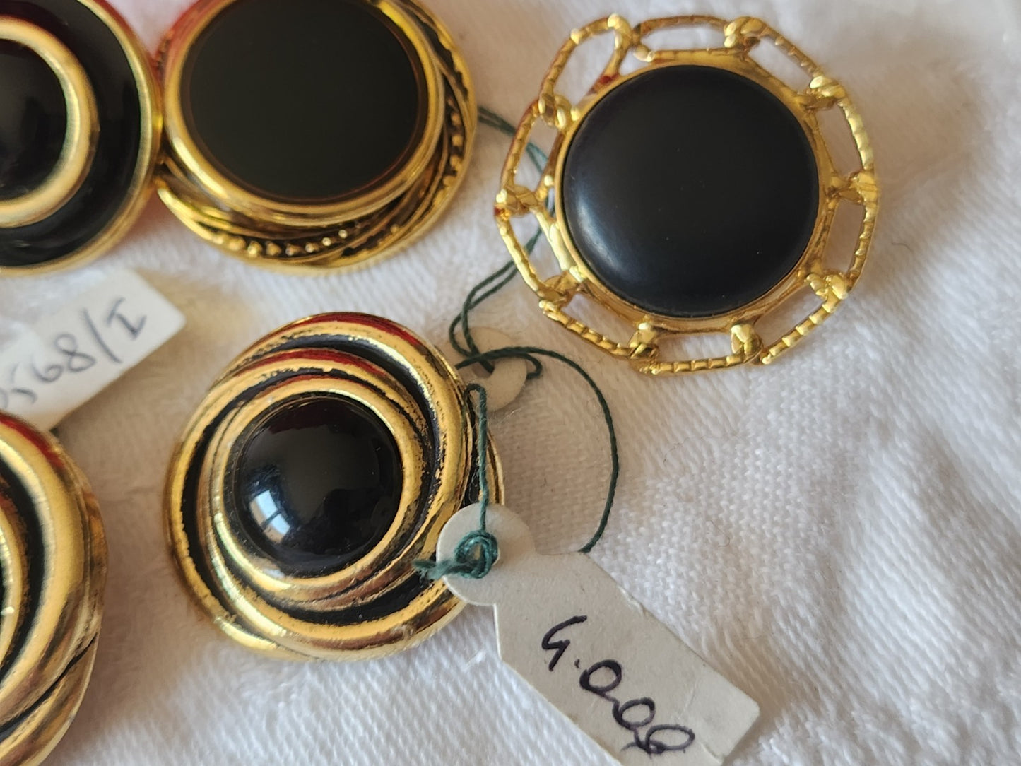 Lot 6 gros  boutons vintage en méta l doré noir  2,2  à 2,7 cm ref 6030