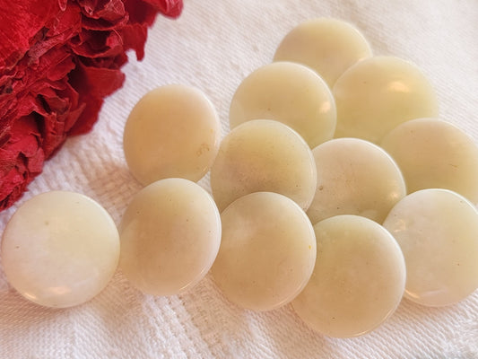 Lot 12 boutons anciens en verre  pied en pate de verre blanc 1,8 cm ref 5727