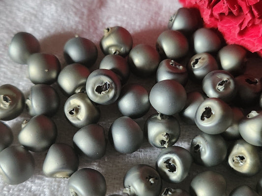 Lot 12 mini boutons anciens en verre satiné gris mat boule 0,7 cm ref 5295