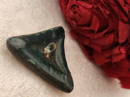 Bouton ancien en cuir vert triangle vintage rare  3 cm D6F