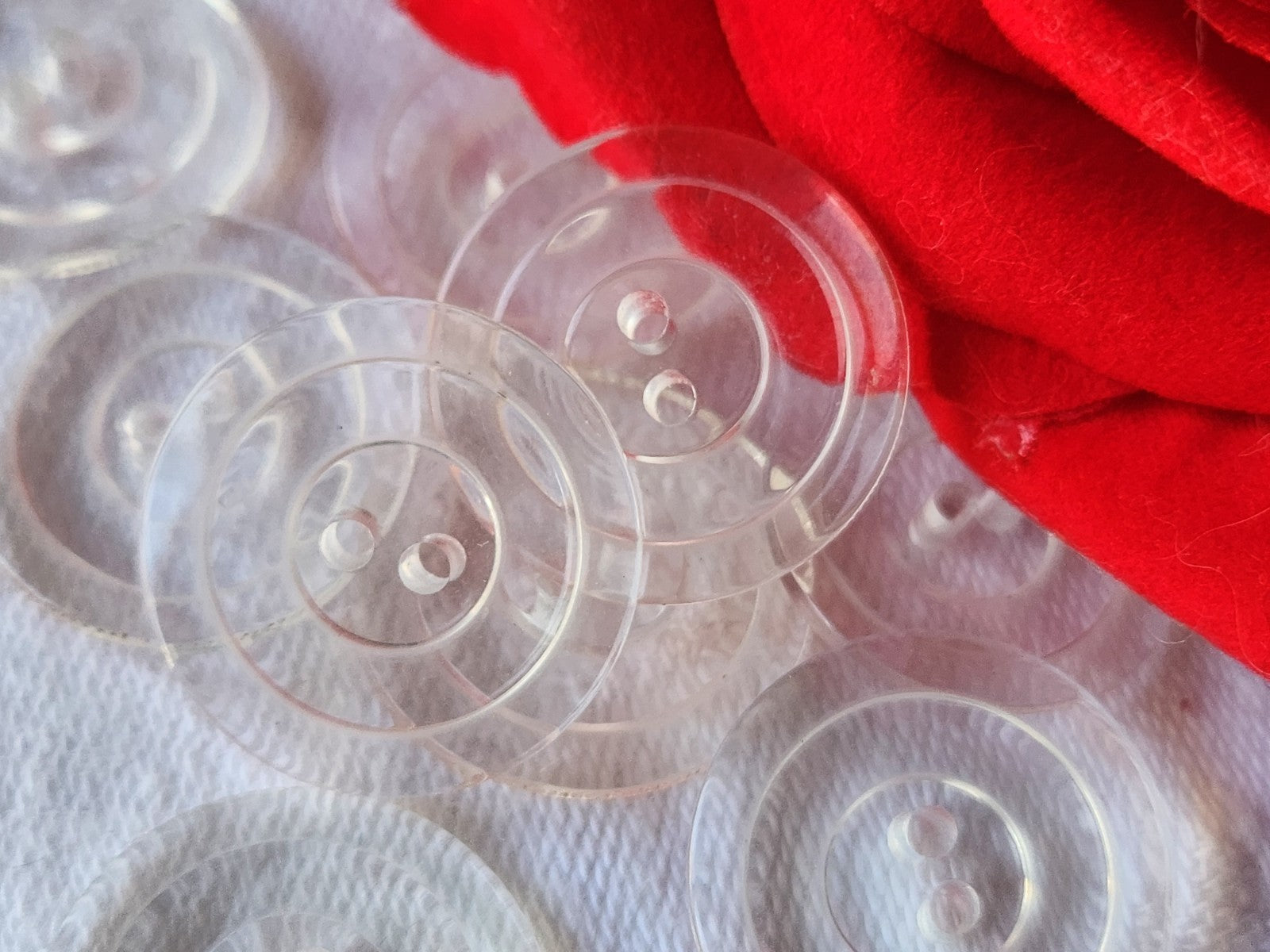 Lot 9 boutons vintage transparent à trous 2,1 cm ref 3927