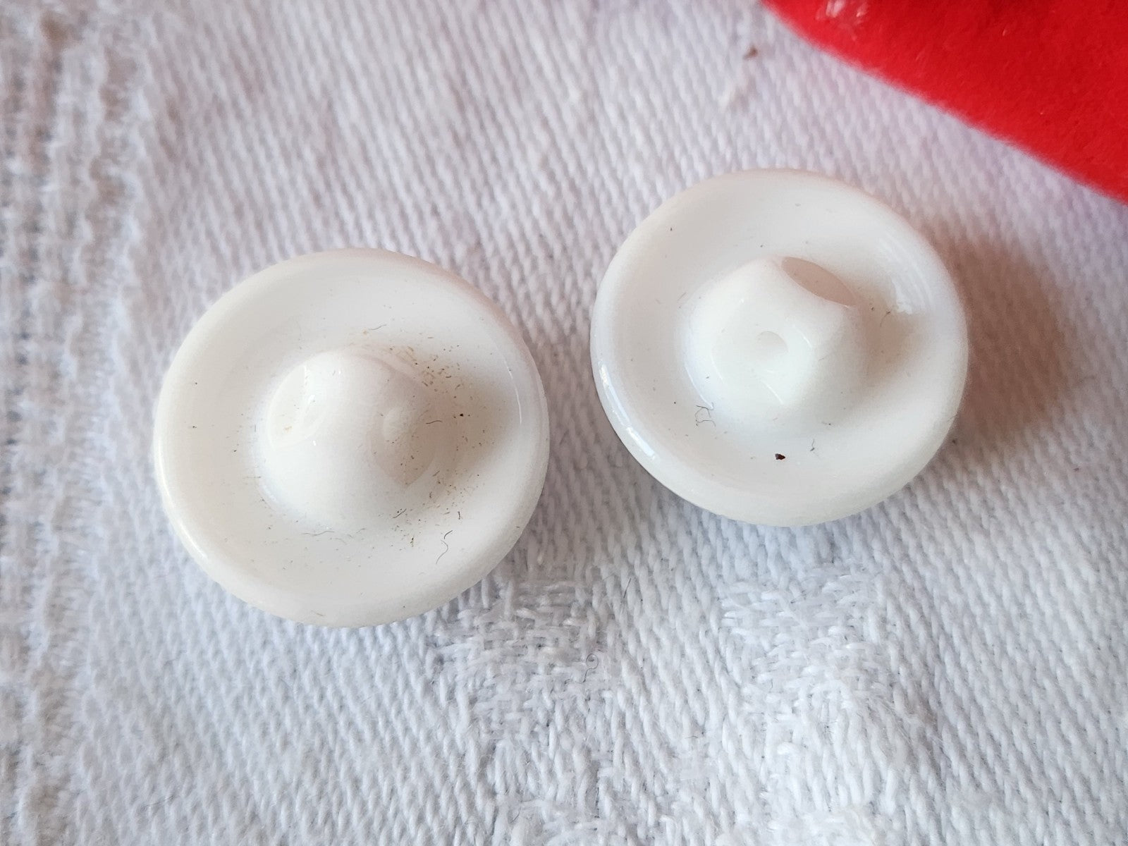 Duo boutons vintage en verre blanc mordoré rose irisé 1,7 cm D3G