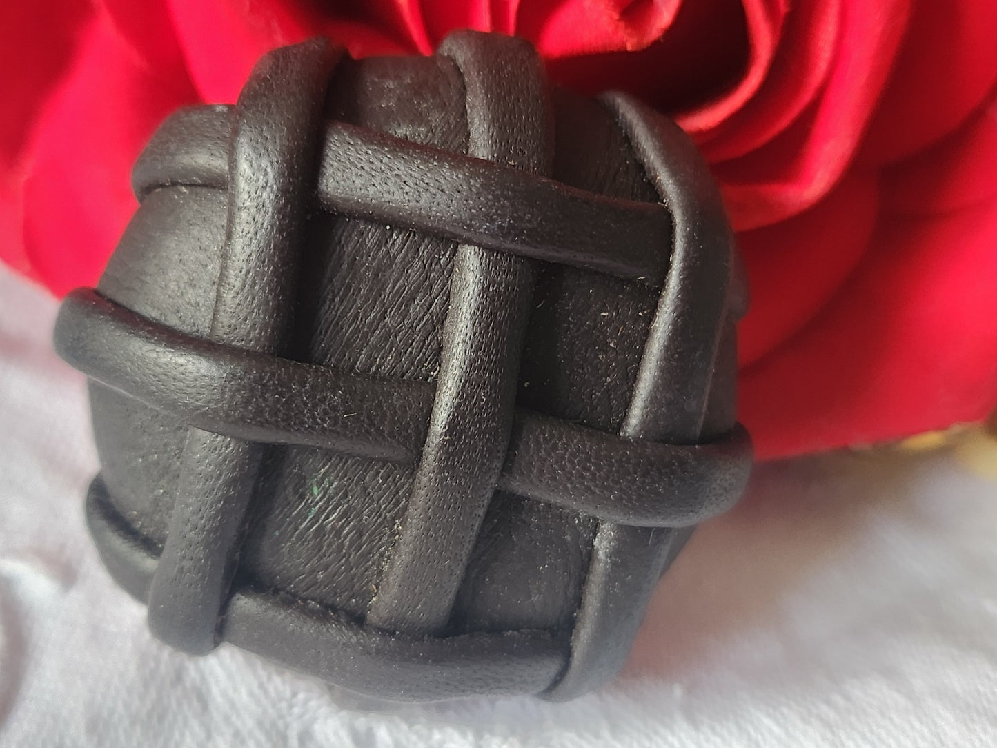 Gros bouton ancien en cuir 4,2 cm marron  parurier collection ref 2243