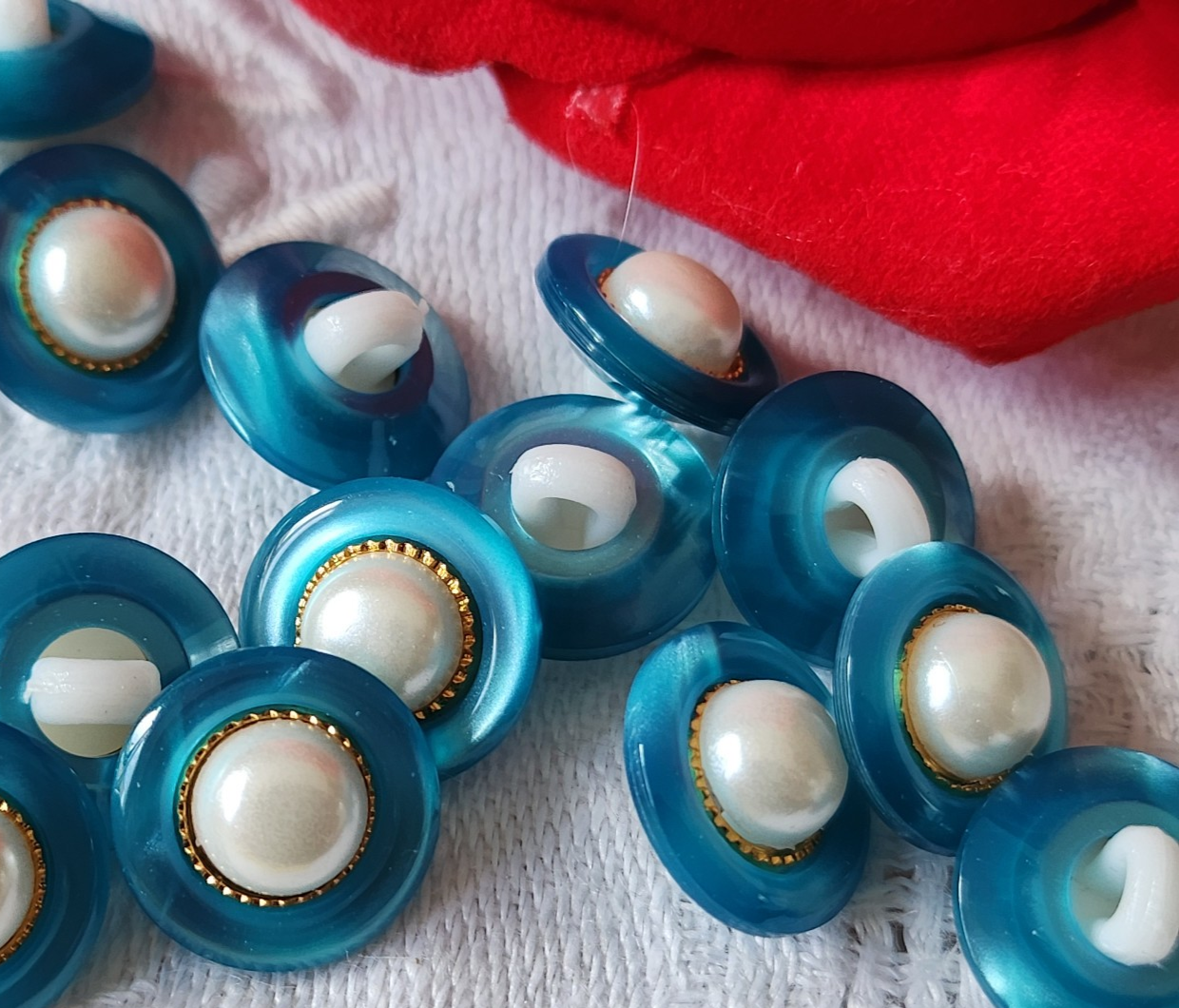 Lot 7  boutons vintage bleu coeur blanc pied 2 cm ref 5930