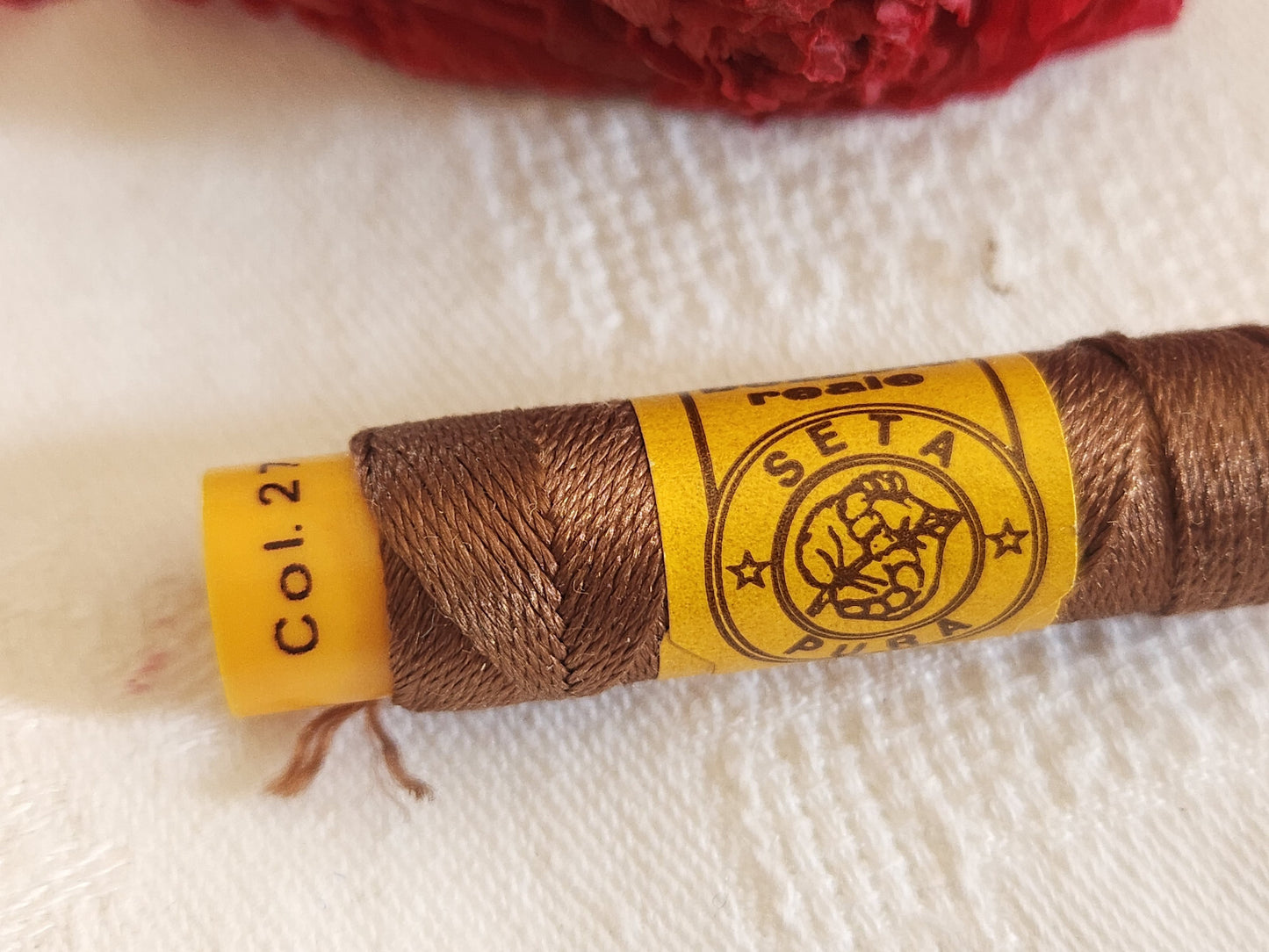 Bobine ancienne pur fil de soie vintage  marron broderie n°217 T5