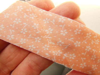 Biais galon vintage rose saumon motif fleur blanc ruban shabby 10 mètres 3 cm A4