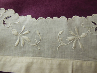 Petit col ancien bébé? emmanchure? broderie fleur plumetis TT1-28