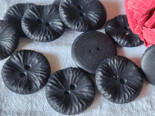 Lot 12 boutons vintage noir mat strié travaillé trous 2,1 cm ref 2910
