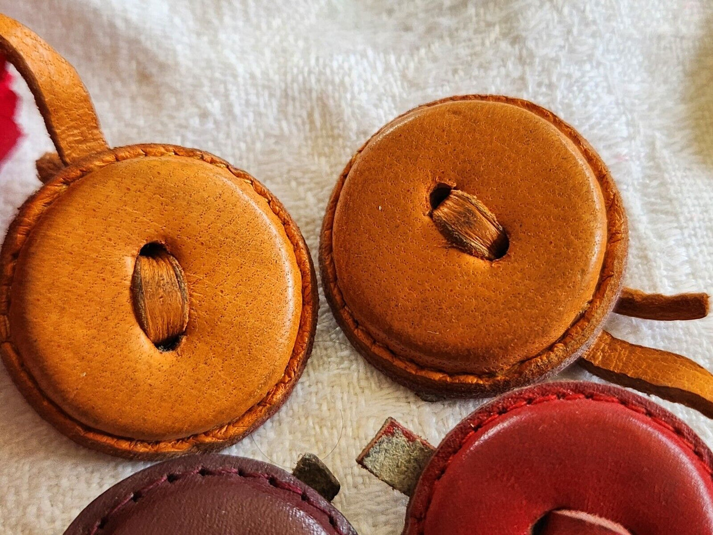 Lot 4 boutons anciens en cuir panaché jolis 2,5 cm ref 2692
