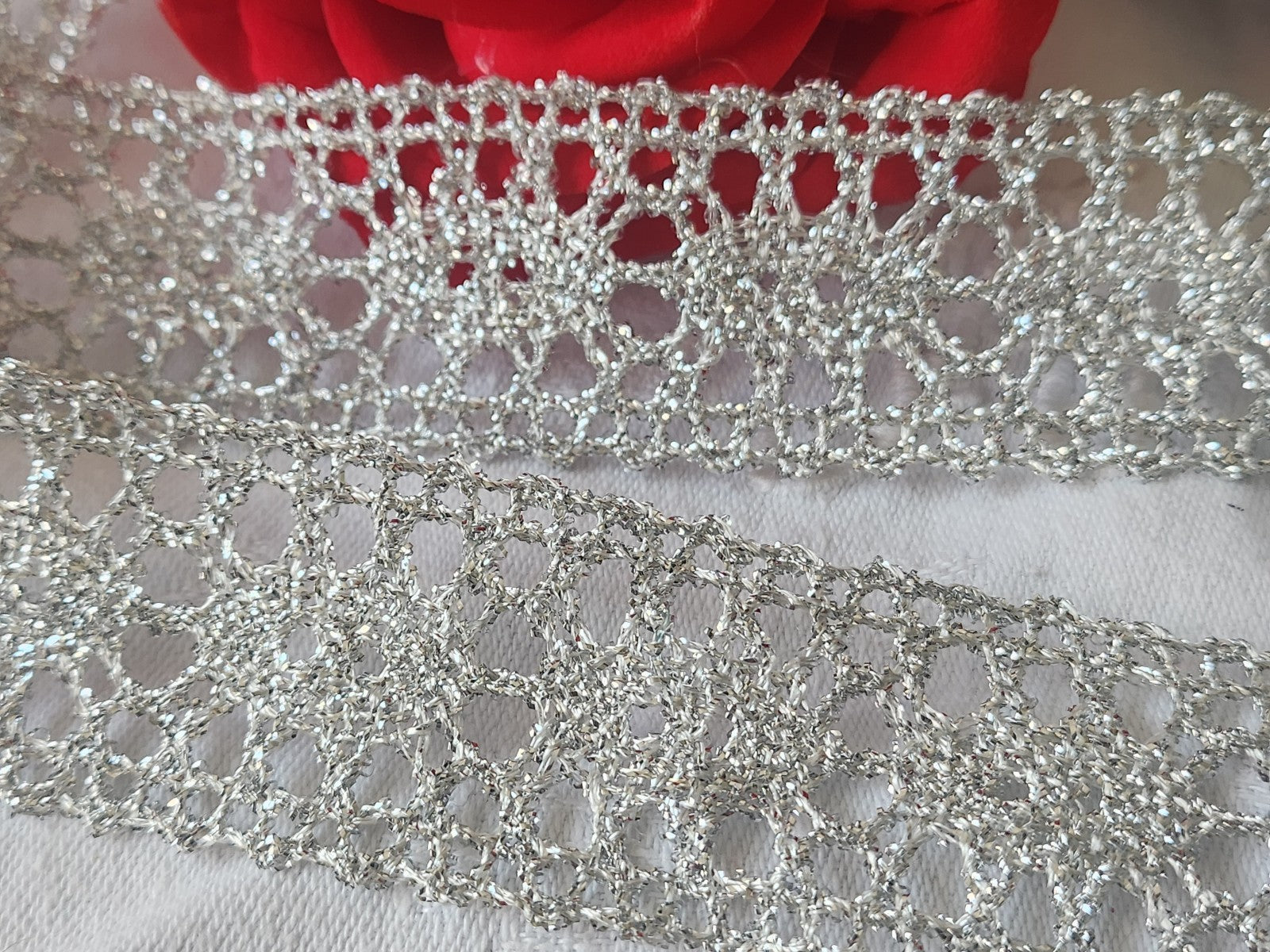 Dentelle vintage argenté entre deux  large 2 métres  sur 3,1  cm A3