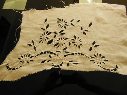 Broderie ancienne grosse main ajourée dentelle pour recup incrustation  B7