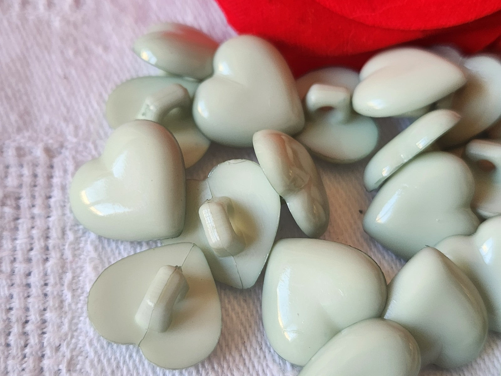 Lot 15 boutons vintage vert en forme de coeur pied  1,5 cm ref 620
