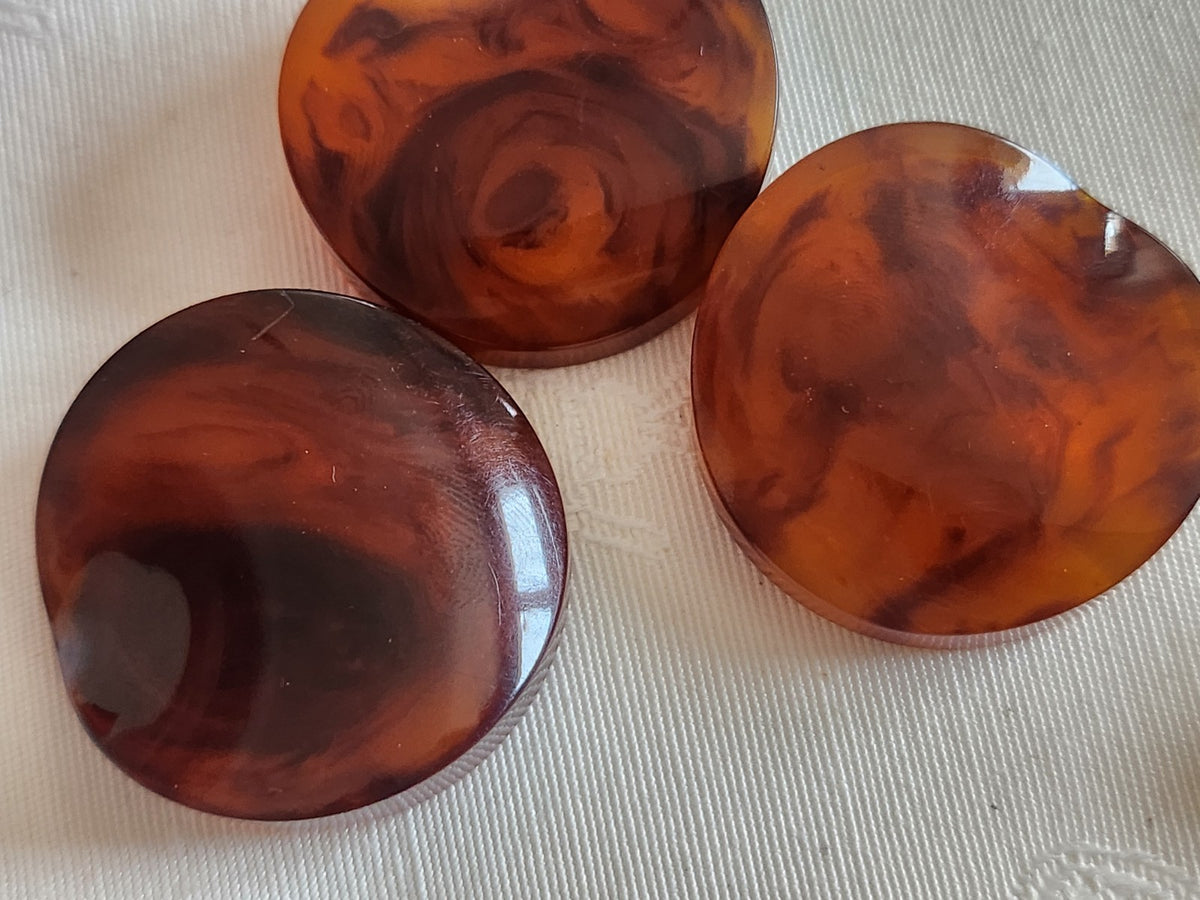 Trio gros boutons anciens ambrés ambrolite?  pied 3,4 cm ref 6220