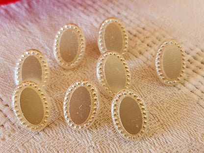 Lot 8 boutons vintage en verre ovale blanc 0,9 sur 1,3 cm ref 0024