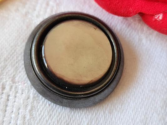 Gros bouton ancien monture métal coeur nacre gris laiteux  2,6 cm ref 1816