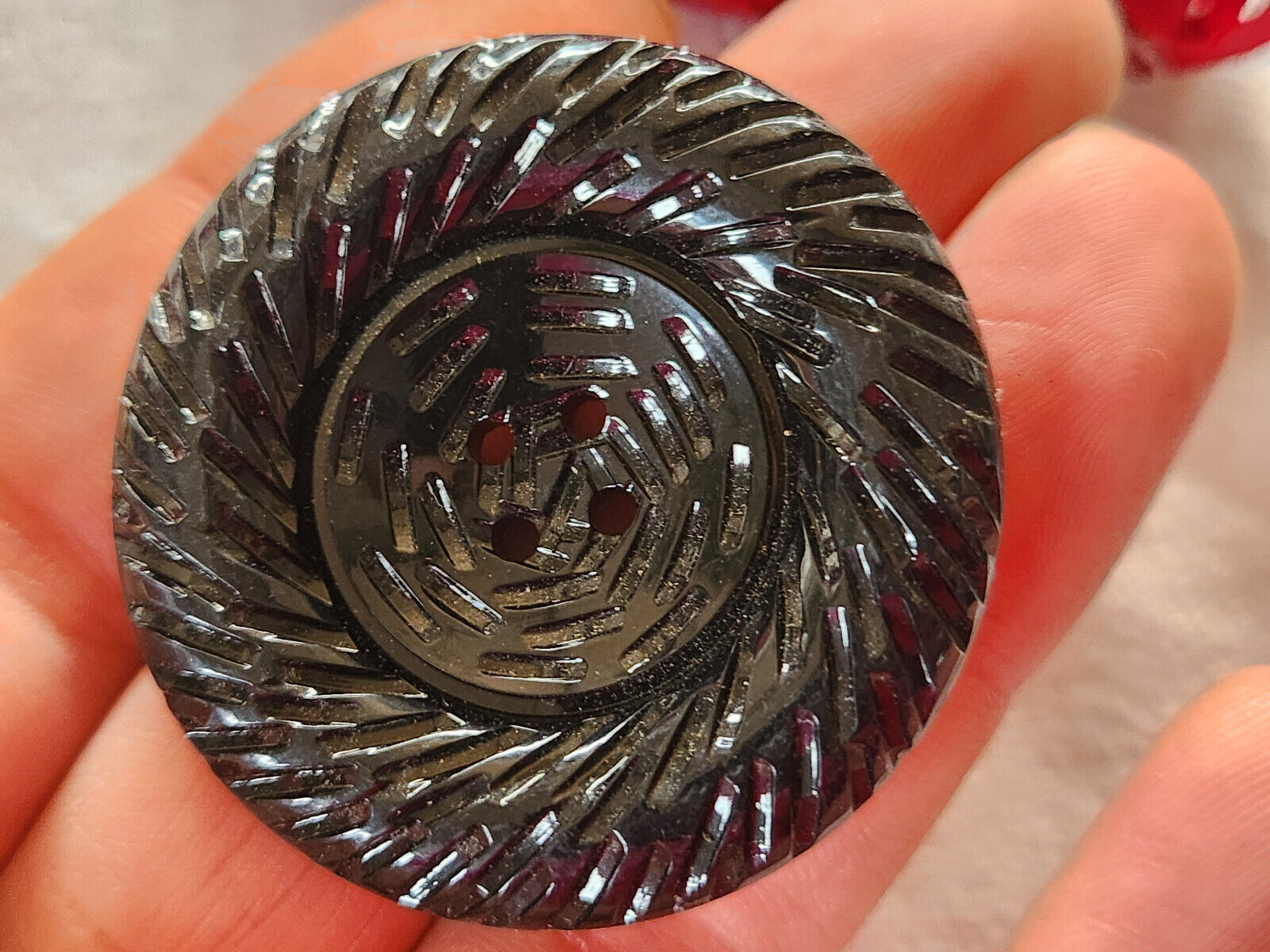 Enorme bouton vintage noir lumineux texturé épais trous 4,3 cm  ref 2723