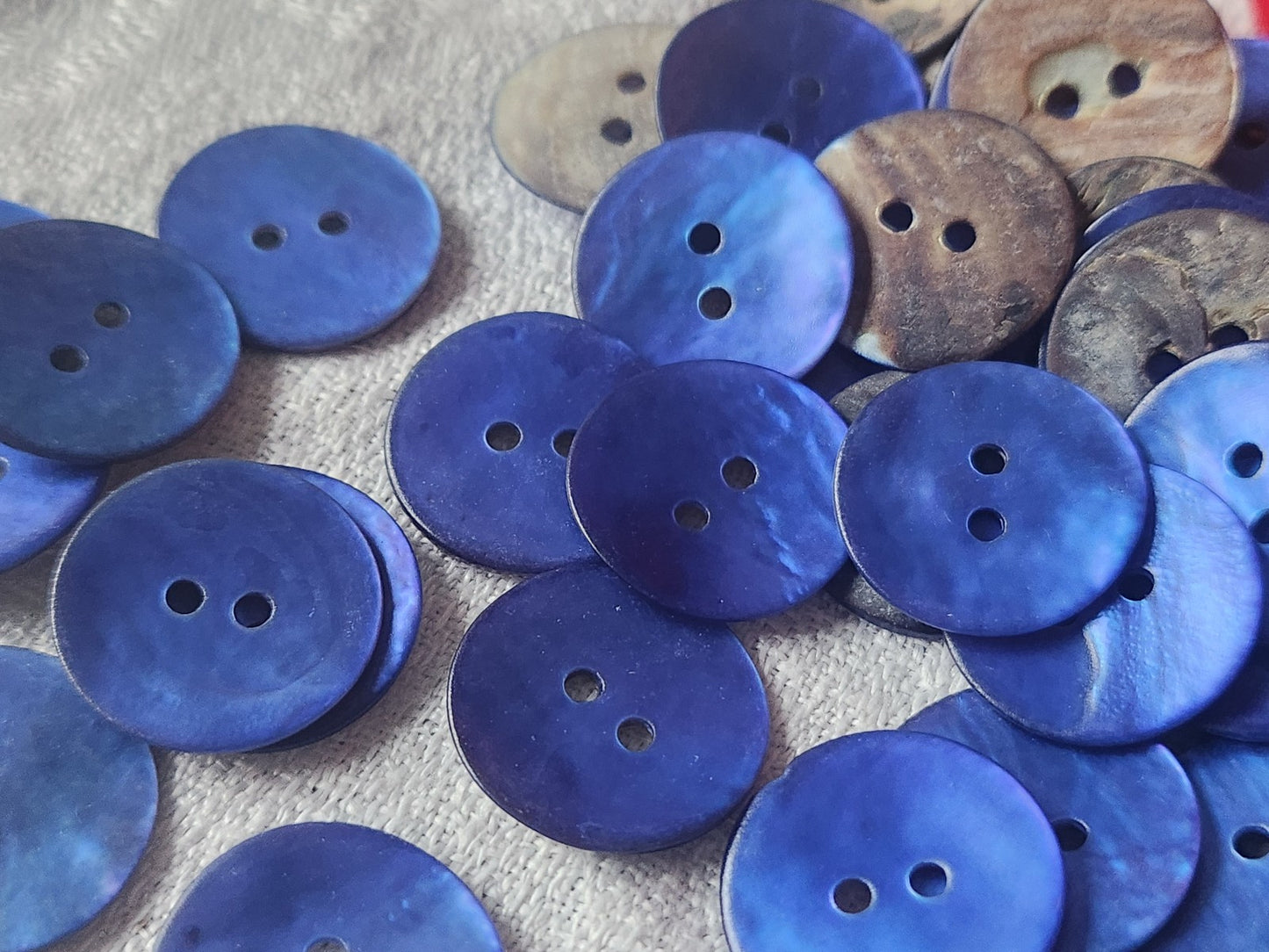 Lot 16 boutons en nacre bleu 2 trous diamètre: 1,8 cm  TC