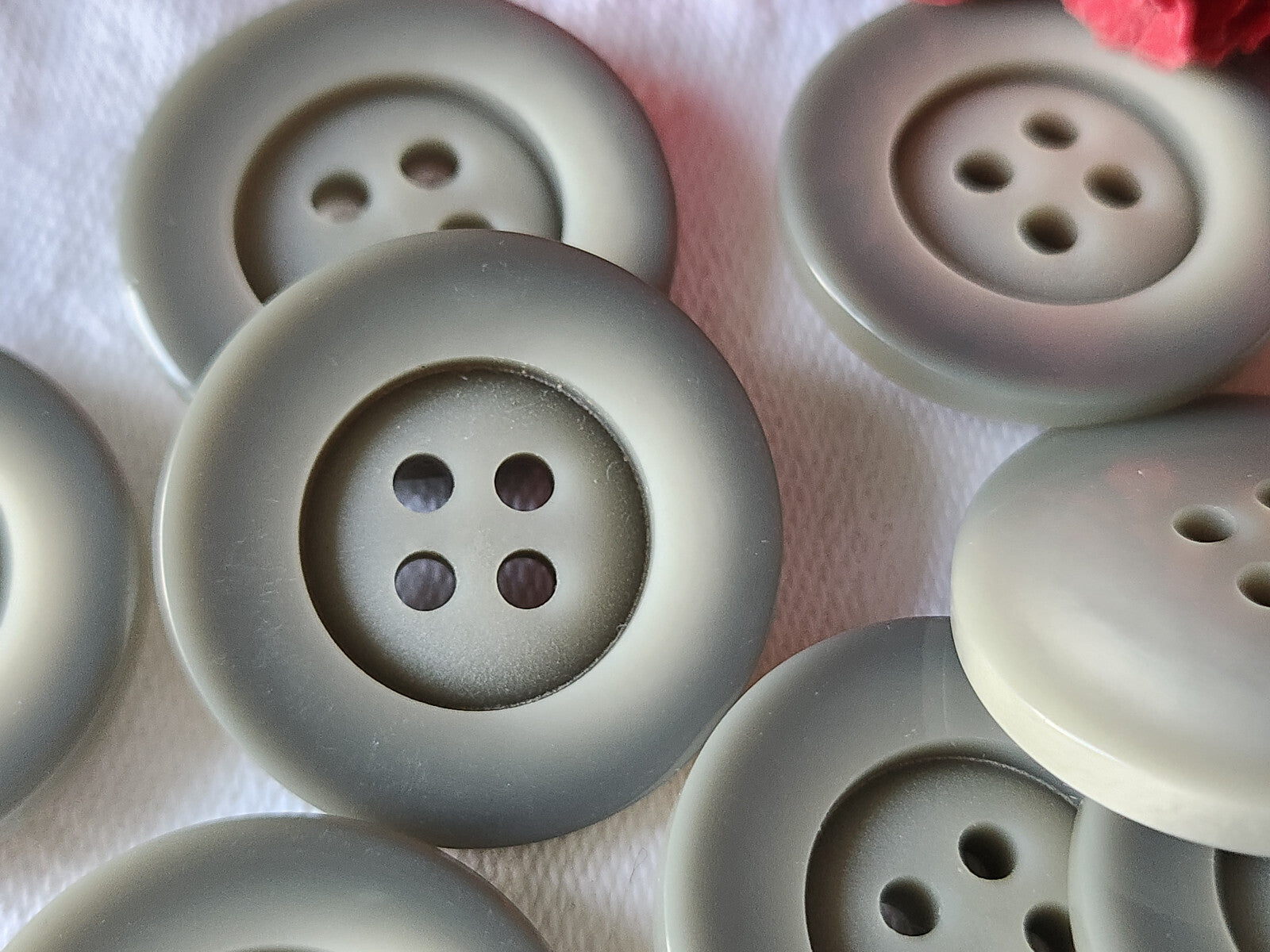 Lot 6 gros boutons vintage gris lumineux à trous 2,7 cm ref 3784