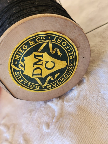 Grosse bobine en bois ancienne   6 fils  poids: 75 grammes DMC  12 noir