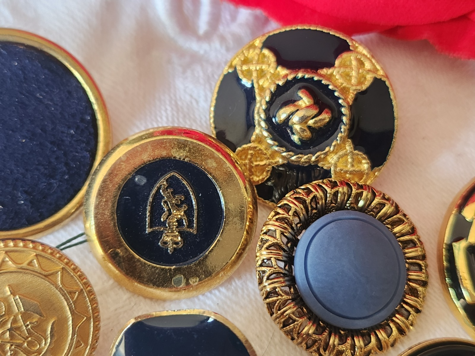 Lot 10 boutons vintage en métal doré bleu 1,7 à 2,8 cm ref 6036