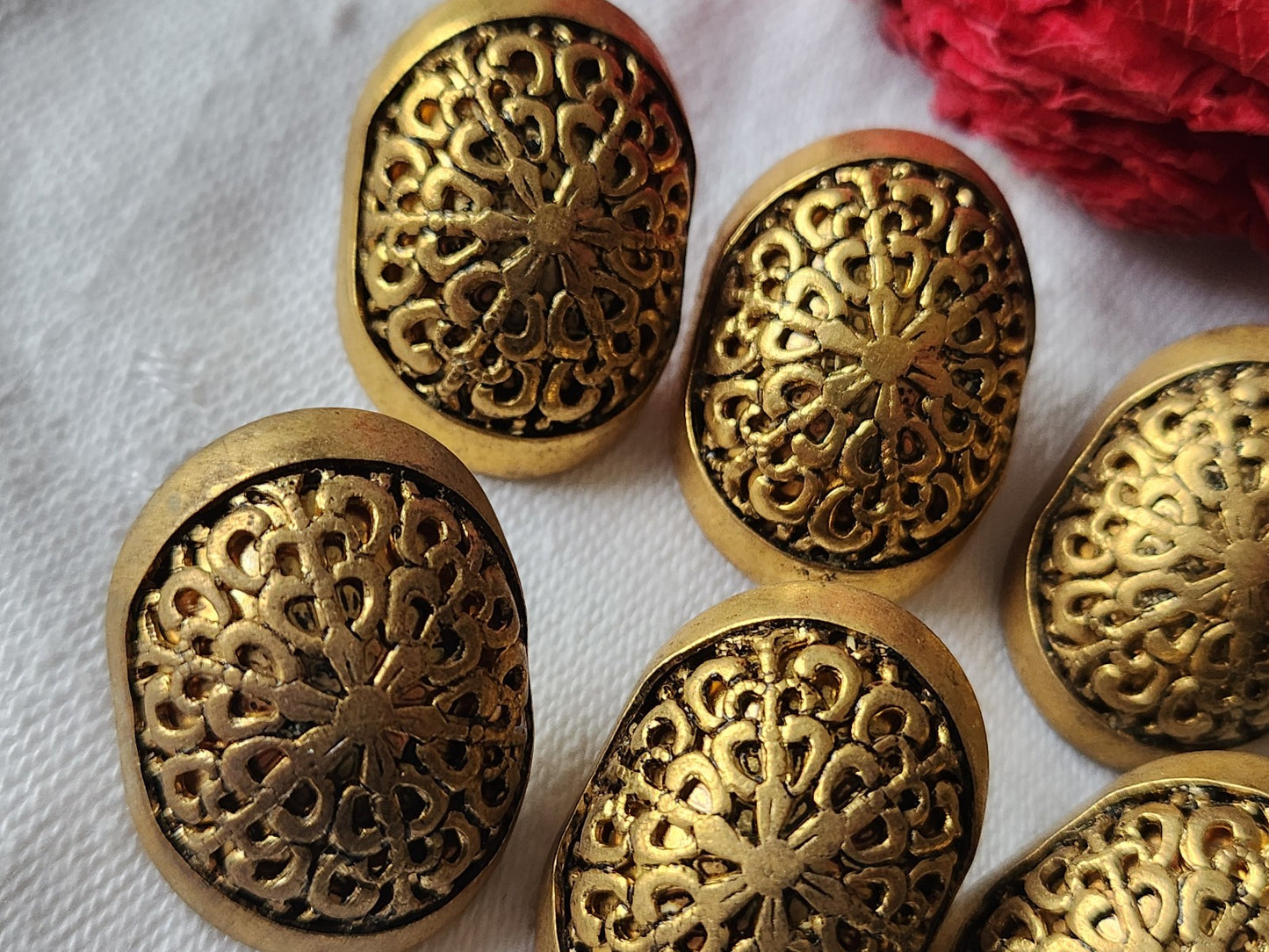Lot 6  boutons vintage en métal effet compressé lourd 2,7 sur 1,9 cm ref 3789