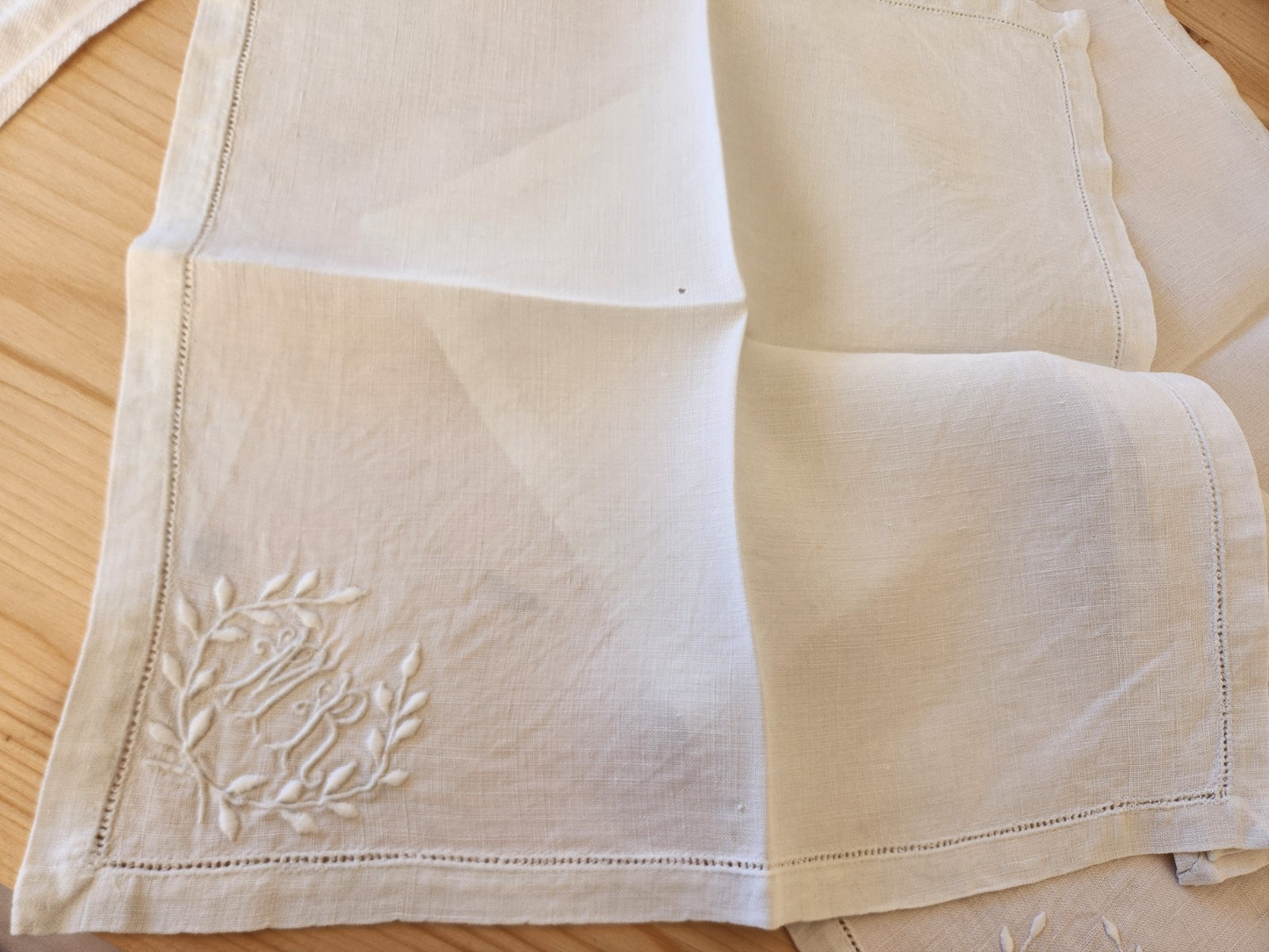 Lot 4 monogrammes anciens sur serviette MR broderie B8