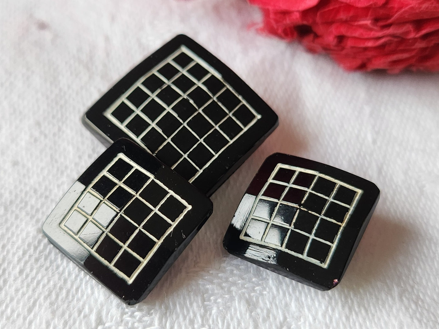 Trio boutons anciens en verre noir blanc carré pied 1,4 et 1,7 cm G13S