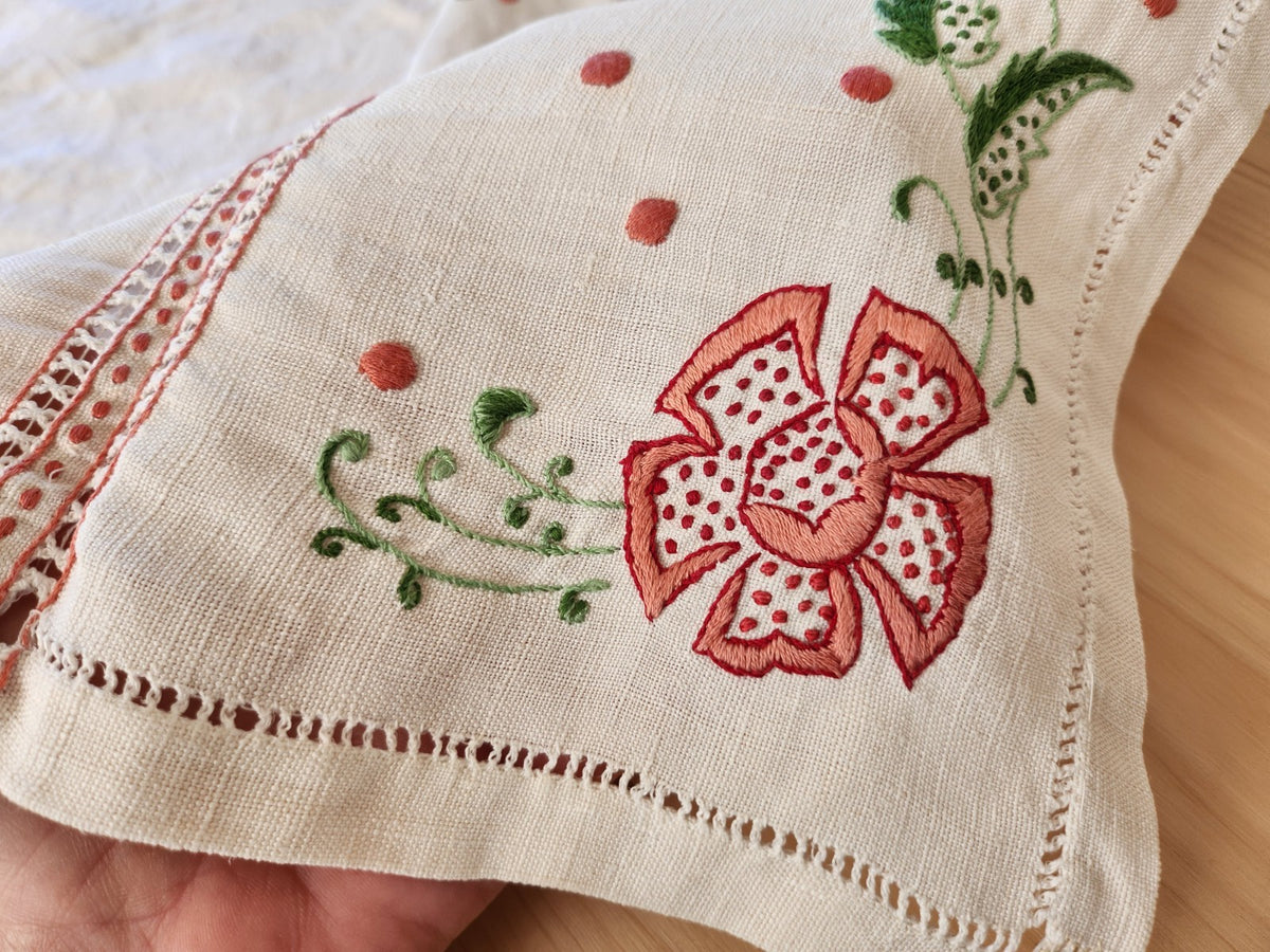 Superbe napperon ancien fil tiré ajouré broderie rose 49 sur 34,5 cm B8