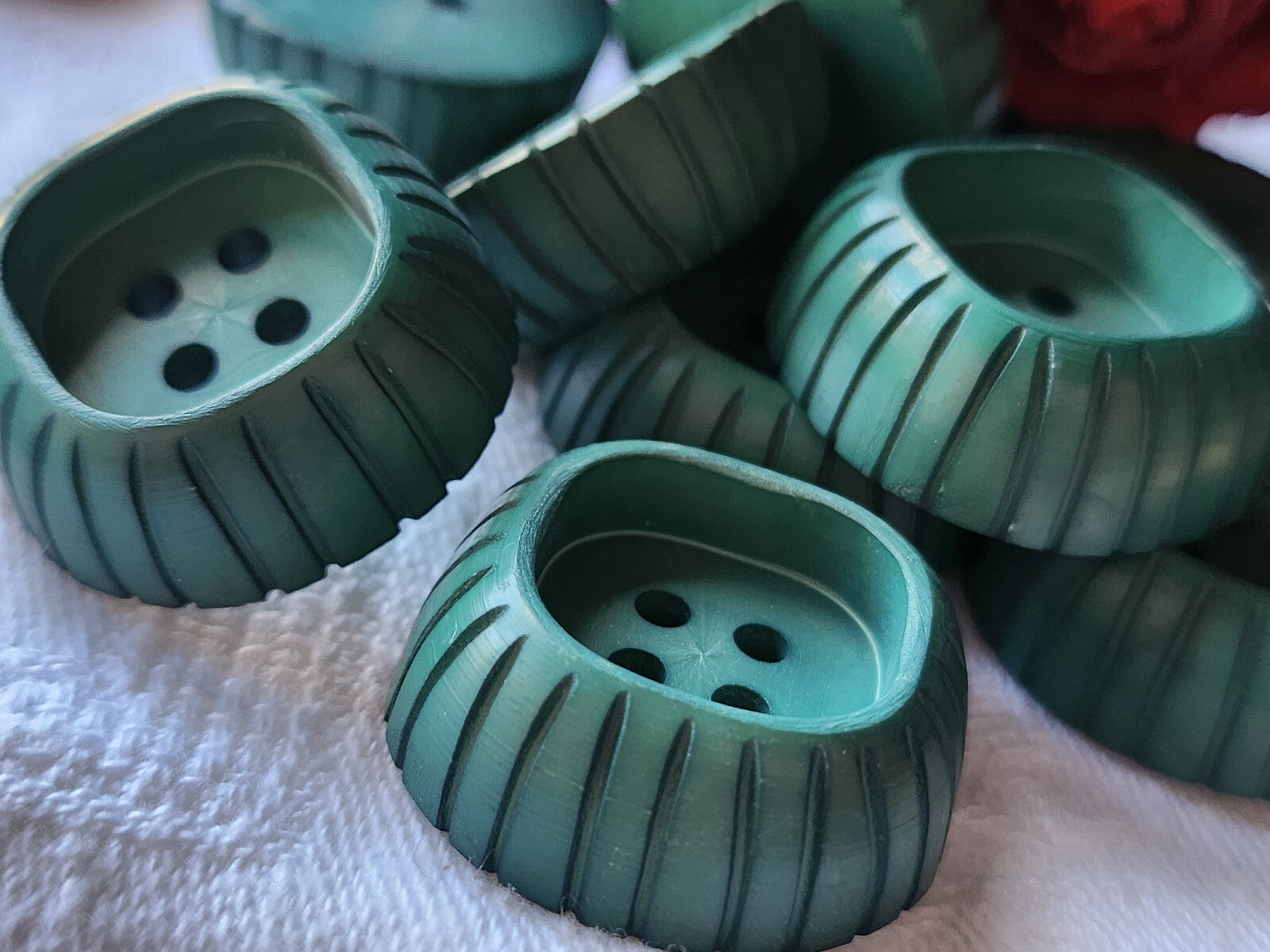 Lot 6 boutons vintage vert haut lourd épais trous 2,6 cm ref 5028